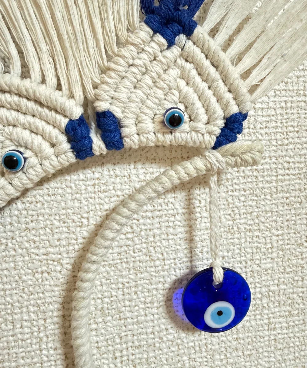 Detalhe dos nós de macramê e aplicações em azul